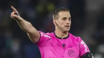 أزمة قبل القمة.. شوبير يكشف إمكانية تغيير حكم مباراة الأهلي وبيراميدز