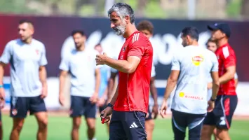 جلسة غير متوقعة بين ريبيرو ولاعب وسط الأهلي قبل مباراة بيراميدز