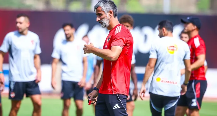 جلسة غير متوقعة بين ريبيرو ولاعب وسط الأهلي قبل مباراة بيراميدز