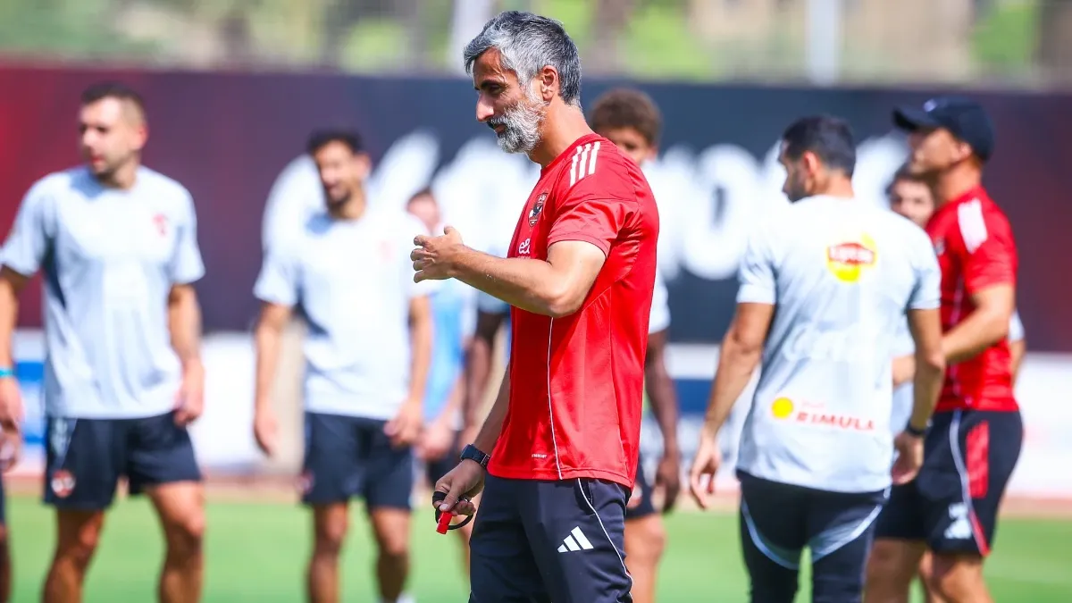 جلسة غير متوقعة بين ريبيرو ولاعب وسط الأهلي قبل مباراة بيراميدز