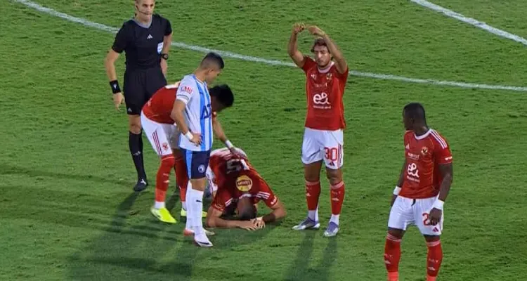 المصائب تتوالى.. أشرف داري يغادر مباراة الأهلي وبيراميدز مصابًا