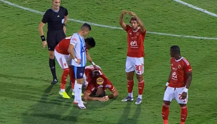 المصائب تتوالى.. أشرف داري يغادر مباراة الأهلي وبيراميدز مصابًا