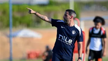 قبل غلق القيد بساعات.. الزمالك يدخل في مفاوضات متقدمة مع لاعب الأهلي السابق