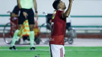 جماهير الأهلي تهاجم تريزيجيه.. ورد فعل مفاجئ من اللاعب