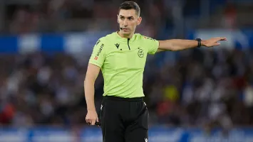 موقوف في إسبانيا وشاهد على انسحاب الأبيض.. من هو أليخاندرو رويز حكم مباراة الأهلي والزمالك؟