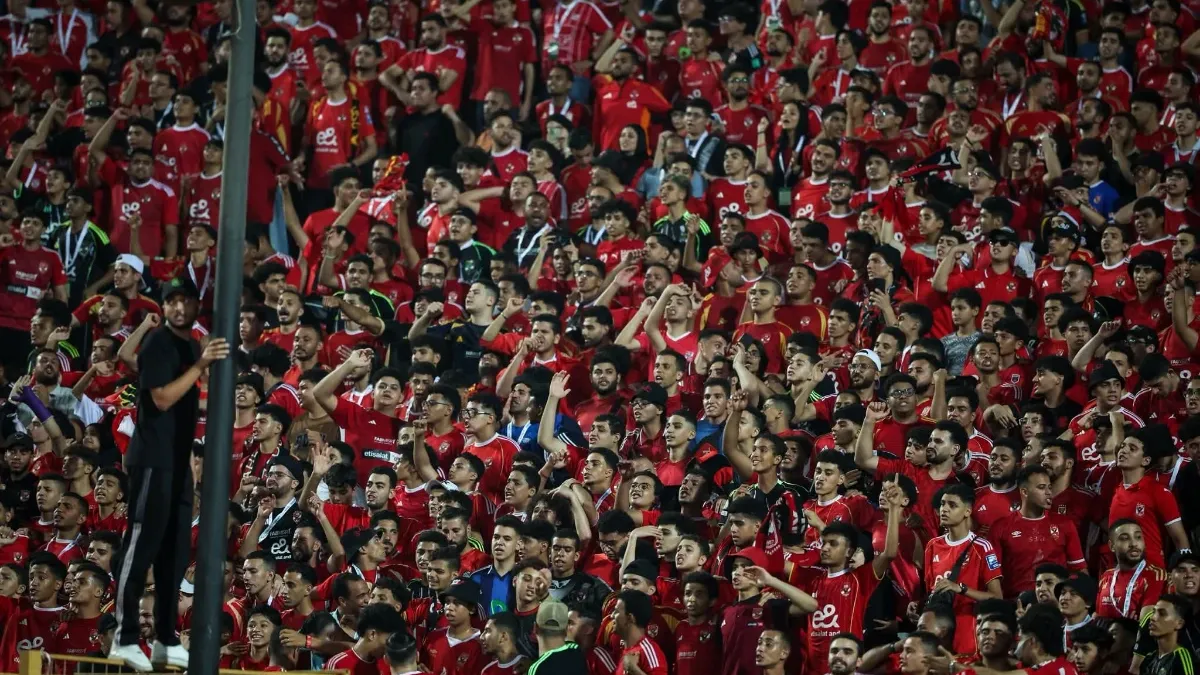 شتائم وسباب بين جماهير الأهلي والزمالك بسبب زيزو