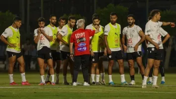 قرار مفاجئ في معسكر منتخب مصر.. لاعب أهلاوي خارج المباراة الأولى