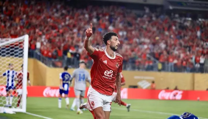 تصرف مفاجئ من وسام أبو علي مع مشجع أهلاوي في أمريكا (صورة)