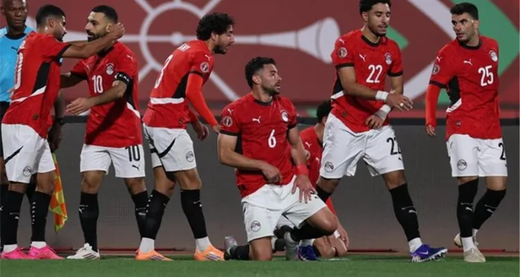 لاعب منتخب مصر على أبواب الأهلي