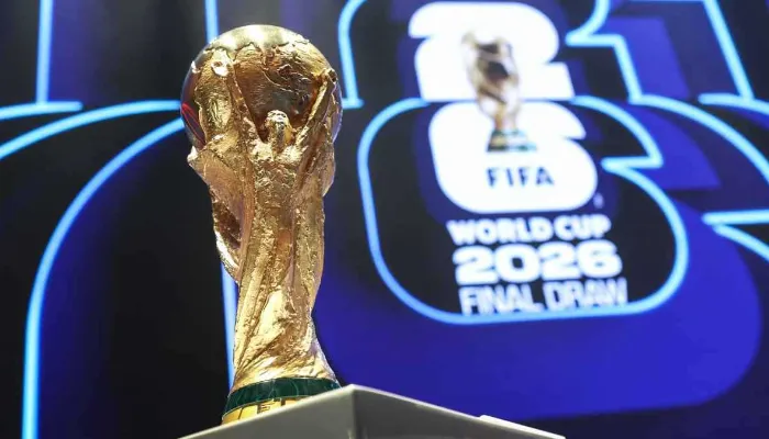 لحظة لا تتكرر.. لاعبو الأهلي يلتقطون صورهم مع كأس العالم