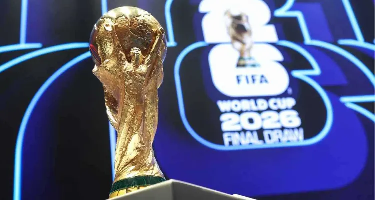 لحظة لا تتكرر.. لاعبو الأهلي يلتقطون صورهم مع كأس العالم