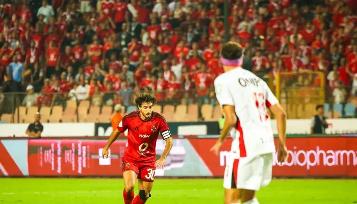 الأهلي يضرب الزمالك بثنائية ويعتلي صدارة الدوري المصري
