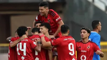 عرض عربي قد يخطف لاعب الأهلي بالمجان