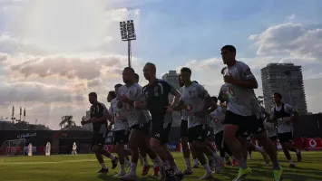 لاعب الأهلي الدولي يرفض الراحة قبل مباراة بترول أسيوط.. وعموتة يحسم مصيره