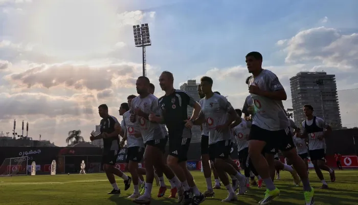 لاعب الأهلي الدولي يرفض الراحة قبل مباراة بترول أسيوط.. وعموتة يحسم مصيره