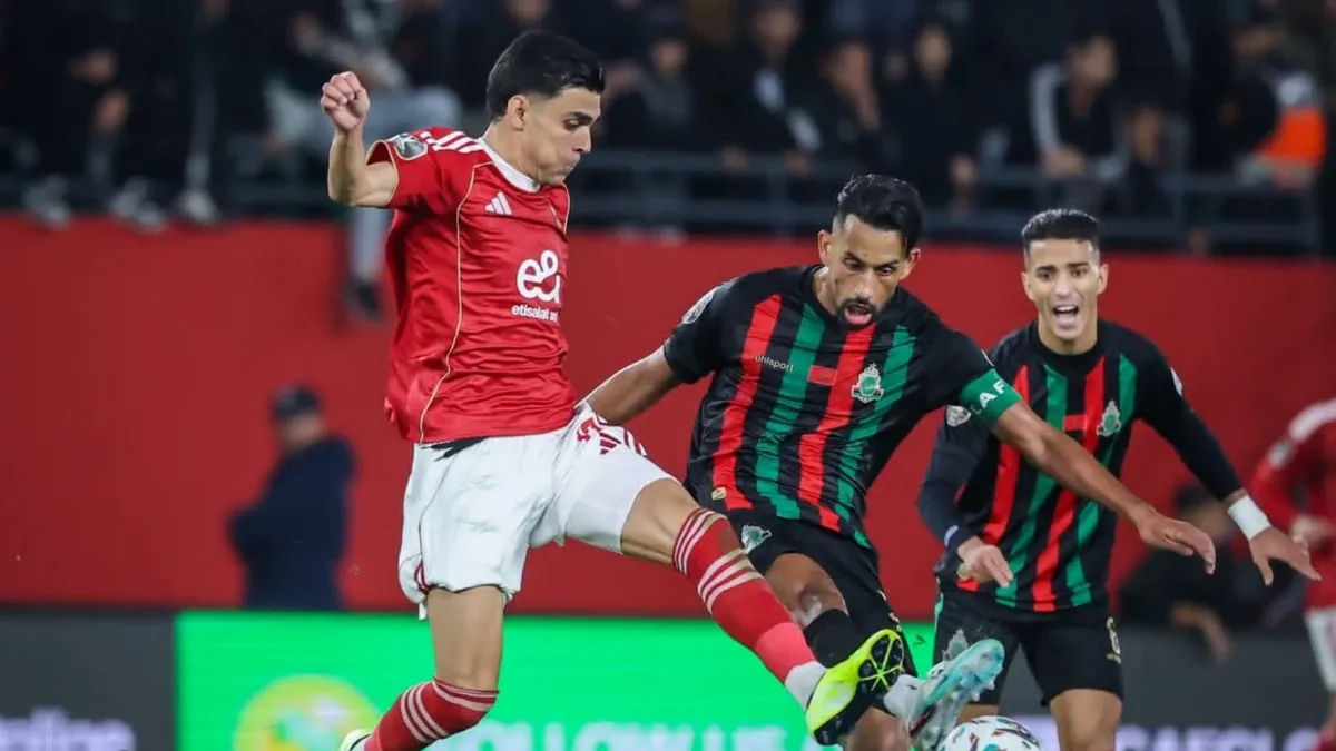 فيديو | مشاجرة بزجاجات المياه بين جماهير الأهلي والجيش الملكي