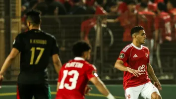 العقوبات المنتظرة على الأهلي والجيش الملكي بعد مشاجرة الجماهير بـ زجاجات المياه