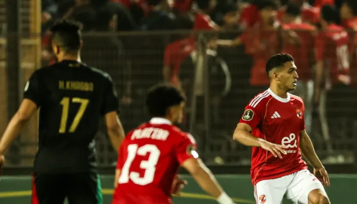 العقوبات المنتظرة على الأهلي والجيش الملكي بعد مشاجرة الجماهير بـ زجاجات المياه