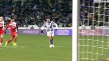 فيديو | جراديشار يسجل ويقود أويبشت للفوز على ديوسجيور في الدوري المجري