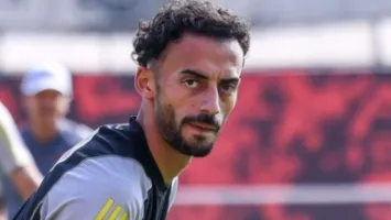 ماذا تقول لوائح "فيفا" بشأن بند استعادة الأهلي لـ أحمد عبدالقادر من الكرمة العراقي؟