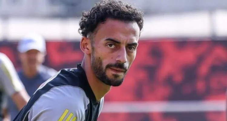 ماذا تقول لوائح "فيفا" بشأن بند استعادة الأهلي لـ أحمد عبدالقادر من الكرمة العراقي؟