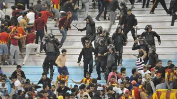 فيديو وصور | الشغب يبدأ مبكرا.. جماهير الترجي تهاجم لاعبي الأهلي بالزجاجات