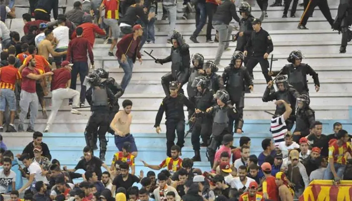 فيديو وصور | الشغب يبدأ مبكرا.. جماهير الترجي تهاجم لاعبي الأهلي بالزجاجات