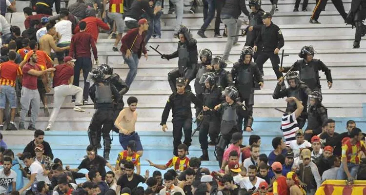 فيديو وصور | الشغب يبدأ مبكرا.. جماهير الترجي تهاجم لاعبي الأهلي بالزجاجات