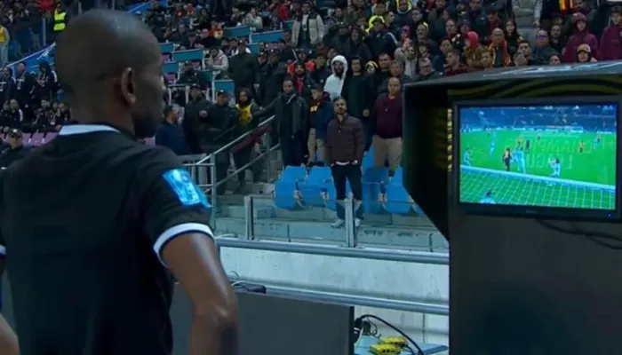 "قرار مشبوه".. خبير تحكيمي يحسم جدل  مدى صحة ركلة جزاء الترجي أمام الأهلي