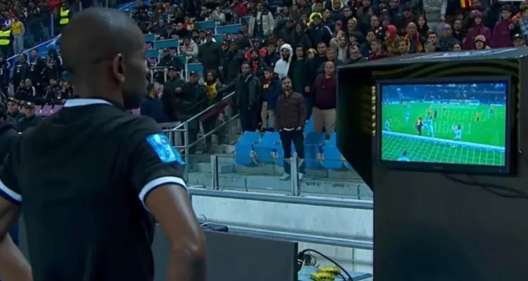 "قرار مشبوه".. خبير تحكيمي يحسم جدل  مدى صحة ركلة جزاء الترجي أمام الأهلي