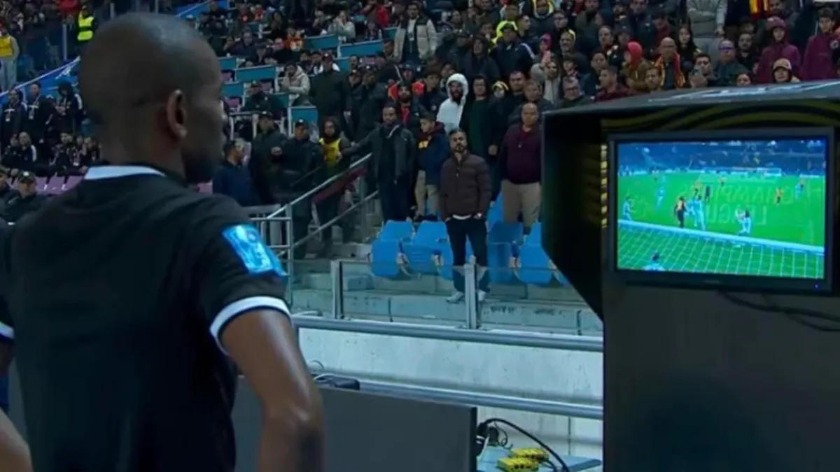 "قرار مشبوه".. خبير تحكيمي يحسم جدل  مدى صحة ركلة جزاء الترجي أمام الأهلي