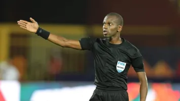 إجابة صادمة.. هل من حق حكم مباراة الأهلي والترجي تهديد اللاعبين بالكارت الأحمر؟