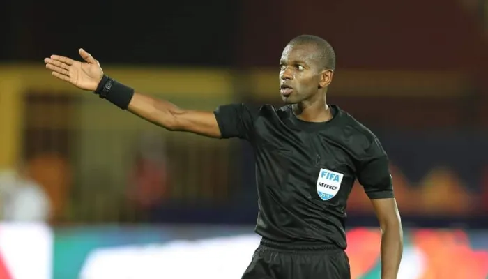 إجابة صادمة.. هل من حق حكم مباراة الأهلي والترجي تهديد اللاعبين بالكارت الأحمر؟