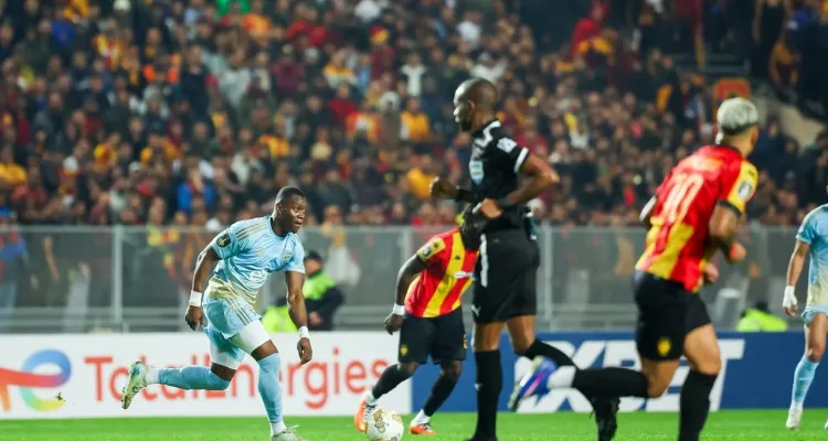 "تحكيم غريب".. دهشة إفريقية من تصرفات حكم مباراة الأهلي والترجي