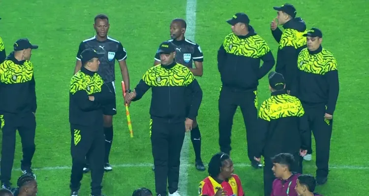 تصرف حكم مباراة الأهلي والترجي يثير الجدل عالميًا بعد صافرة النهاية