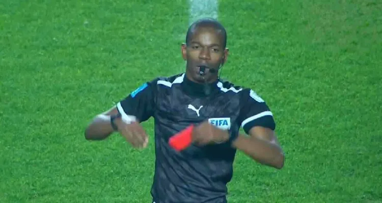 مفاجأة مدوية.. كاف يكافئ عيسى سي رغم أخطاء مباراة الأهلي والترجي