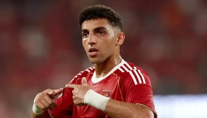 صورة | أحمد نبيل كوكا أمام قبر والده في أول أيام عيد الفطر