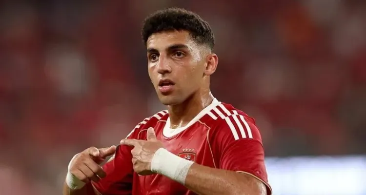 صورة | أحمد نبيل كوكا أمام قبر والده في أول أيام عيد الفطر