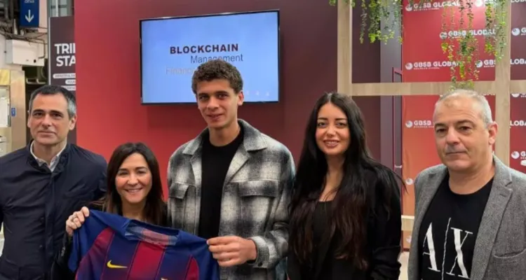 خطوة جديدة تقرب حمزة عبد الكريم من التوقيع النهائي مع برشلونة