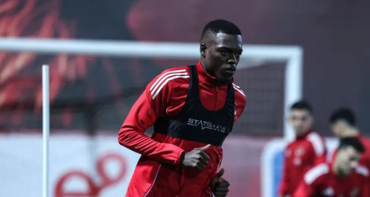 كواليس مثيرة في محاولة كامويش قطع إعارته مع الأهلي