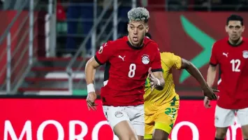 مفاجأة مدوية قبل مباراة مصر وإسبانيا.. احتمال استبعاد إمام عاشور