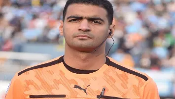 معروف بزملكاويته.. حكم "فار" مباراة الأهلي وطلائع الجيش يثير الشكوك (صورة)