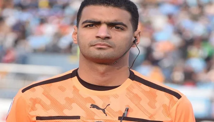 معروف بزملكاويته.. حكم "فار" مباراة الأهلي وطلائع الجيش يثير الشكوك (صورة)