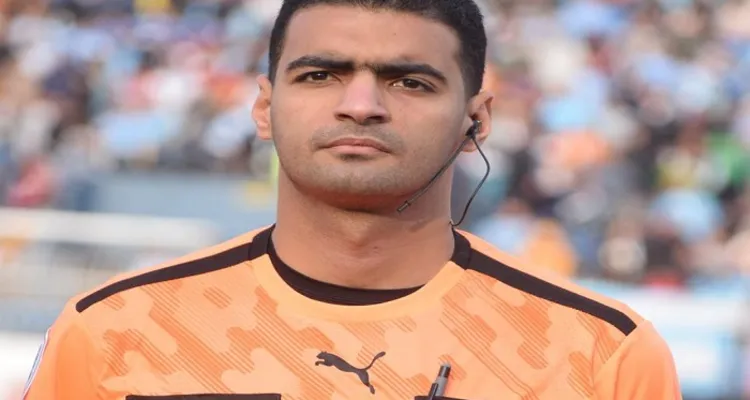 معروف بزملكاويته.. حكم "فار" مباراة الأهلي وطلائع الجيش يثير الشكوك (صورة)