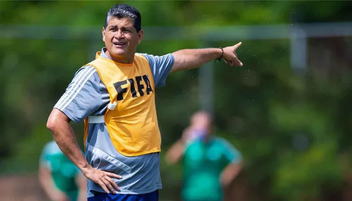 قرار مفاجئ من اتحاد الكرة بشأن مستقبل أوسكار رويز