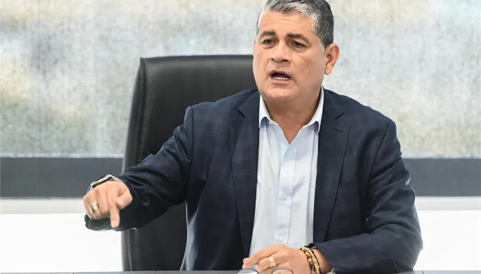 فضيحة جديدة.. أوسكار رويز يتراجع عن تصريحات الحكام الأجانب لمباراة الأهلي والزمالك