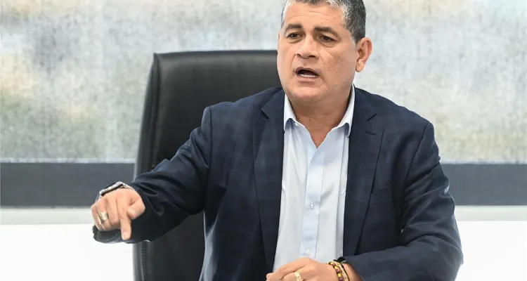 فضيحة جديدة.. أوسكار رويز يتراجع عن تصريحات الحكام الأجانب لمباراة الأهلي والزمالك