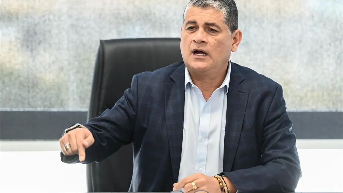 فضيحة جديدة.. أوسكار رويز يتراجع عن تصريحات الحكام الأجانب لمباراة الأهلي والزمالك