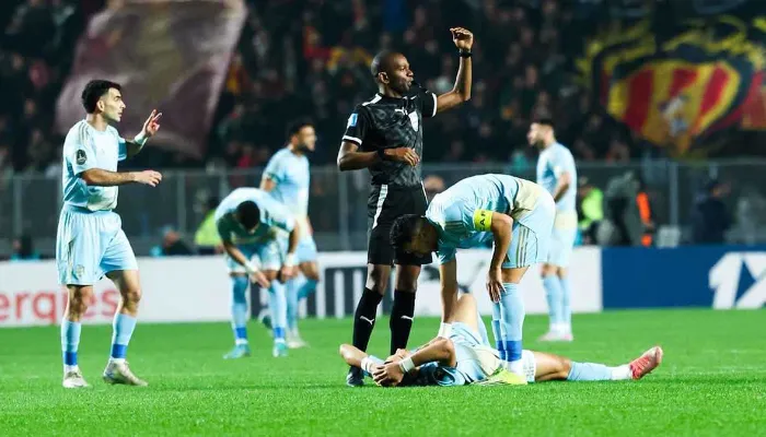 كاف يستبعد حكما بسبب مباراة الأهلي والترجي