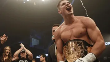 فيديو | بطل الكيك بوكسينج العالمي ريكو فيرهوفن بقميص الأهلي: فريقي الذي أشجعه